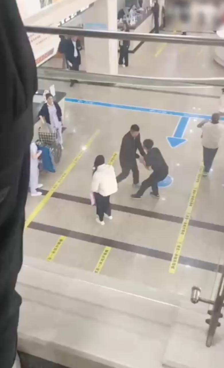 长春妇产医院男子陪妻检查丨得知男医生接诊竟崩溃喊老婆被玷污 完整视频在线播放