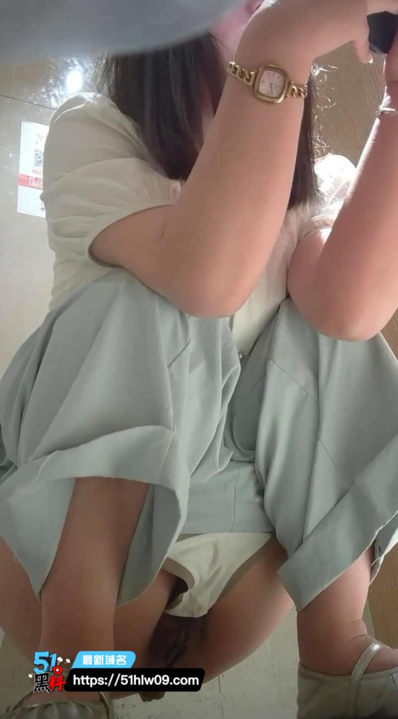 精品厕拍合集这波双视角冲击力太猛，各种小姐姐如厕细节绝了 猎奇