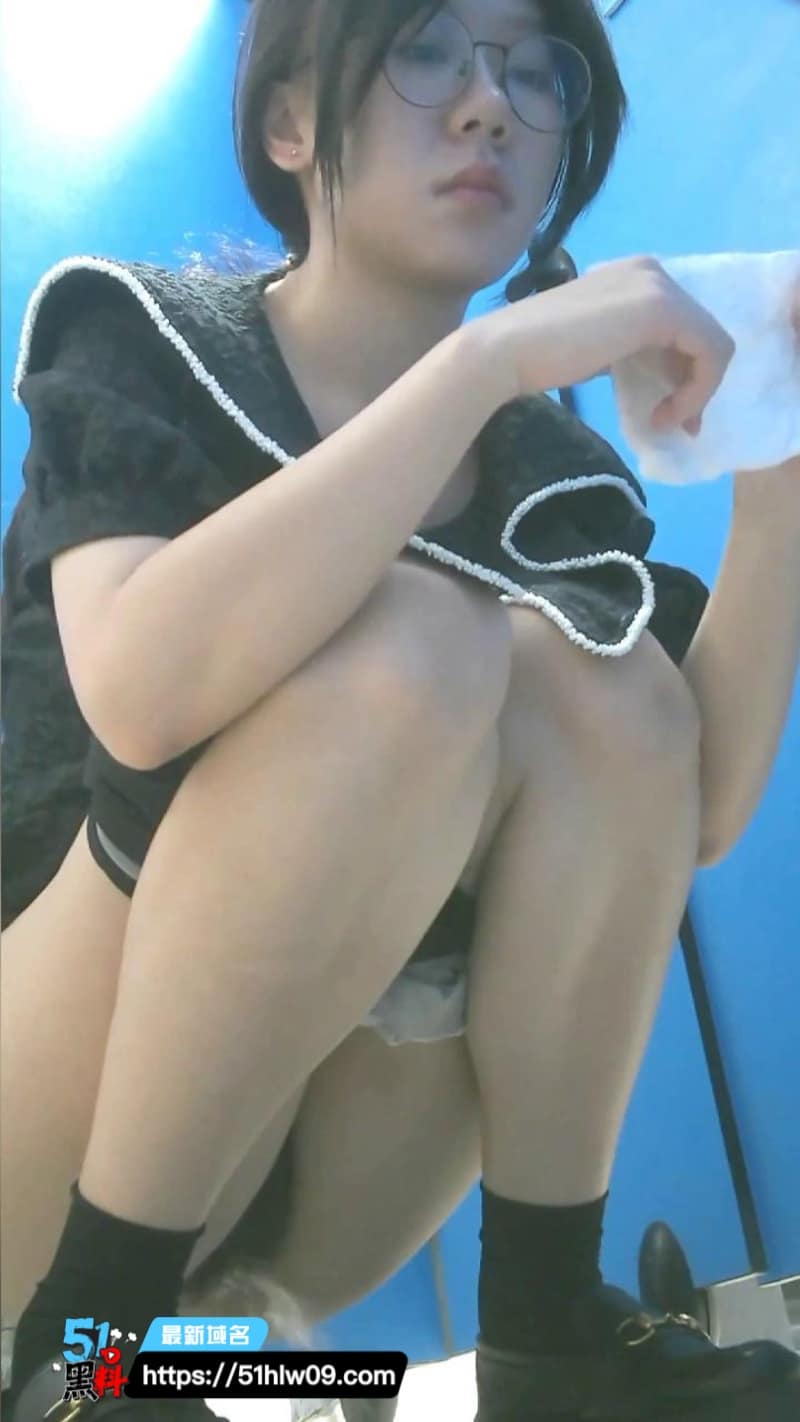餐厅女厕偷拍这波全景视角真的绝，几个美女尿尿动作被拍得死死的 爆料