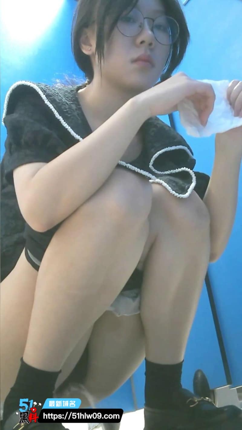 餐厅女厕偷拍这波全景视角真的绝，几个美女尿尿动作被拍得死死的 福利