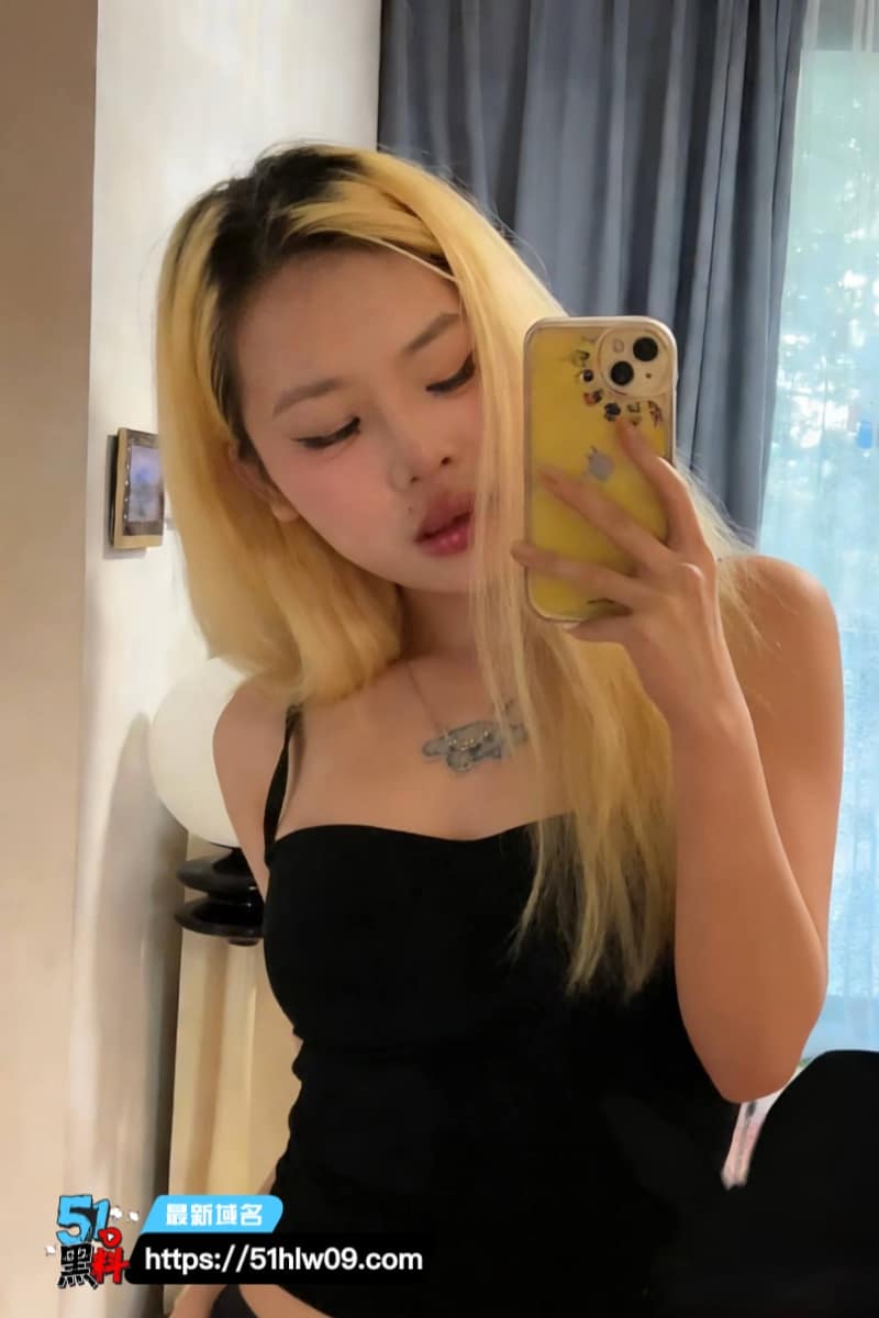 重庆舌钉妹反差极强跪舔脚趾被扣到圣水狂喷最后主动吞精