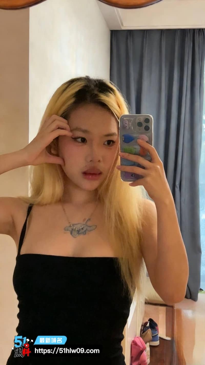 重庆舌钉妹反差极强跪舔脚趾被扣到圣水狂喷最后主动吞精 圣水喷发
