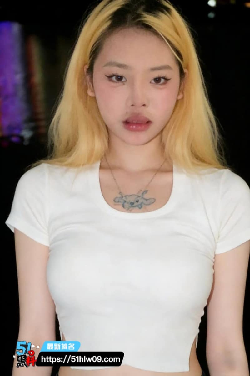 重庆舌钉妹反差极强跪舔脚趾被扣到圣水狂喷最后主动吞精 重庆福利