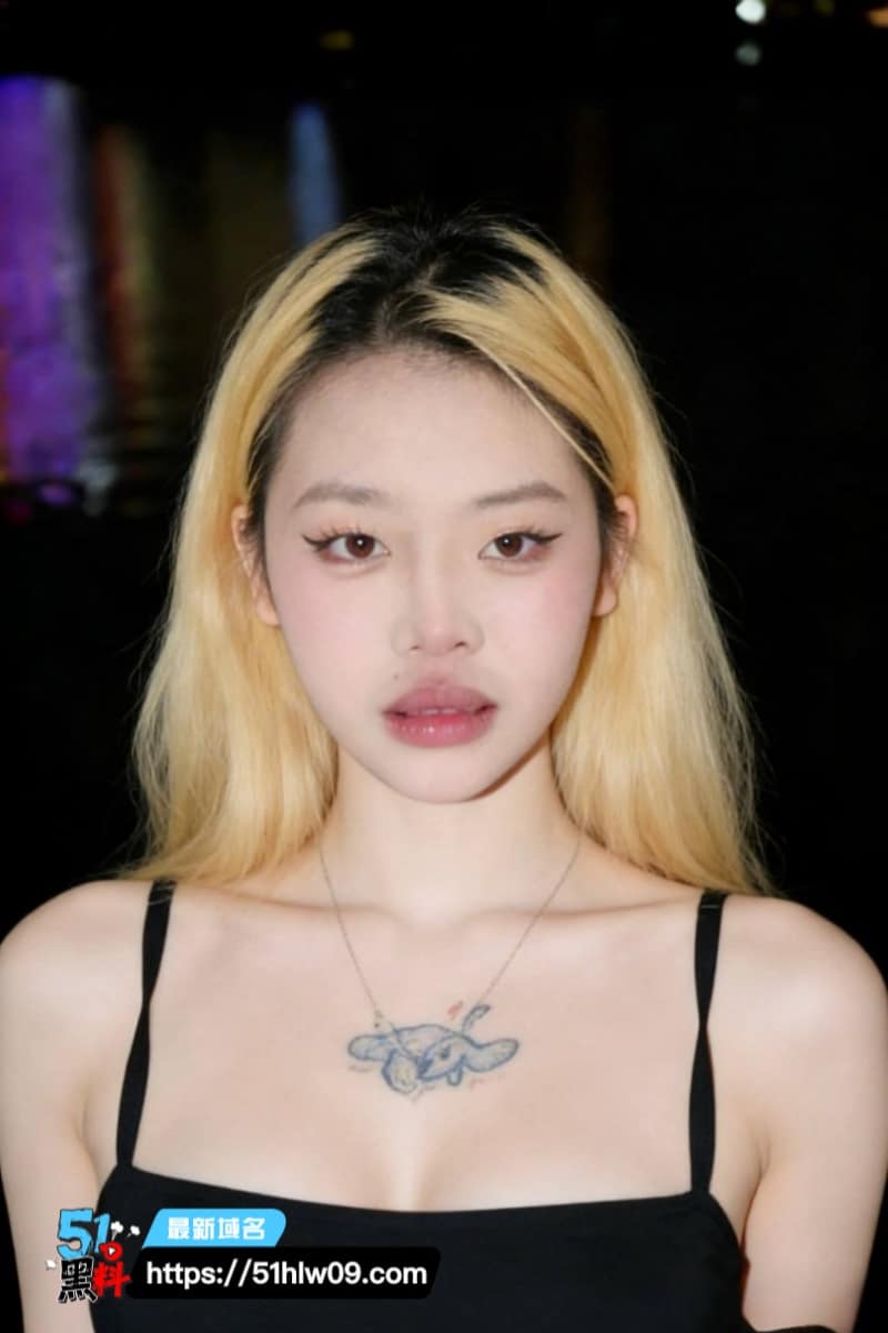 重庆舌钉妹反差极强跪舔脚趾被扣到圣水狂喷最后主动吞精 吃瓜资讯