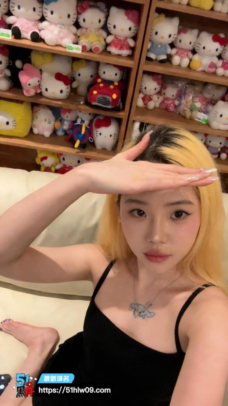 重庆舌钉妹反差极强跪舔脚趾被扣到圣水狂喷最后主动吞精 福利