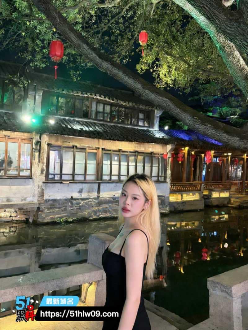 重庆舌钉妹反差极强跪舔脚趾被扣到圣水狂喷最后主动吞精 爆料