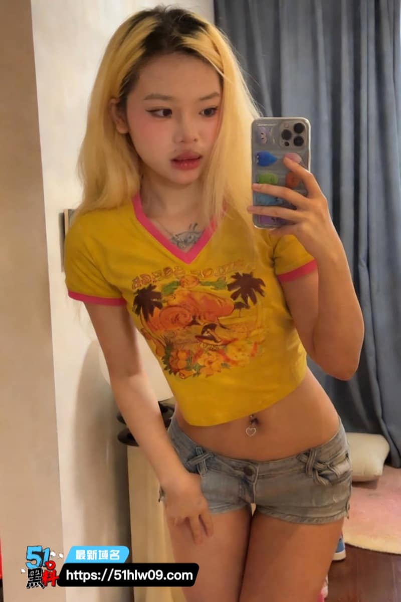 重庆舌钉妹反差极强跪舔脚趾被扣到圣水狂喷最后主动吞精 美足