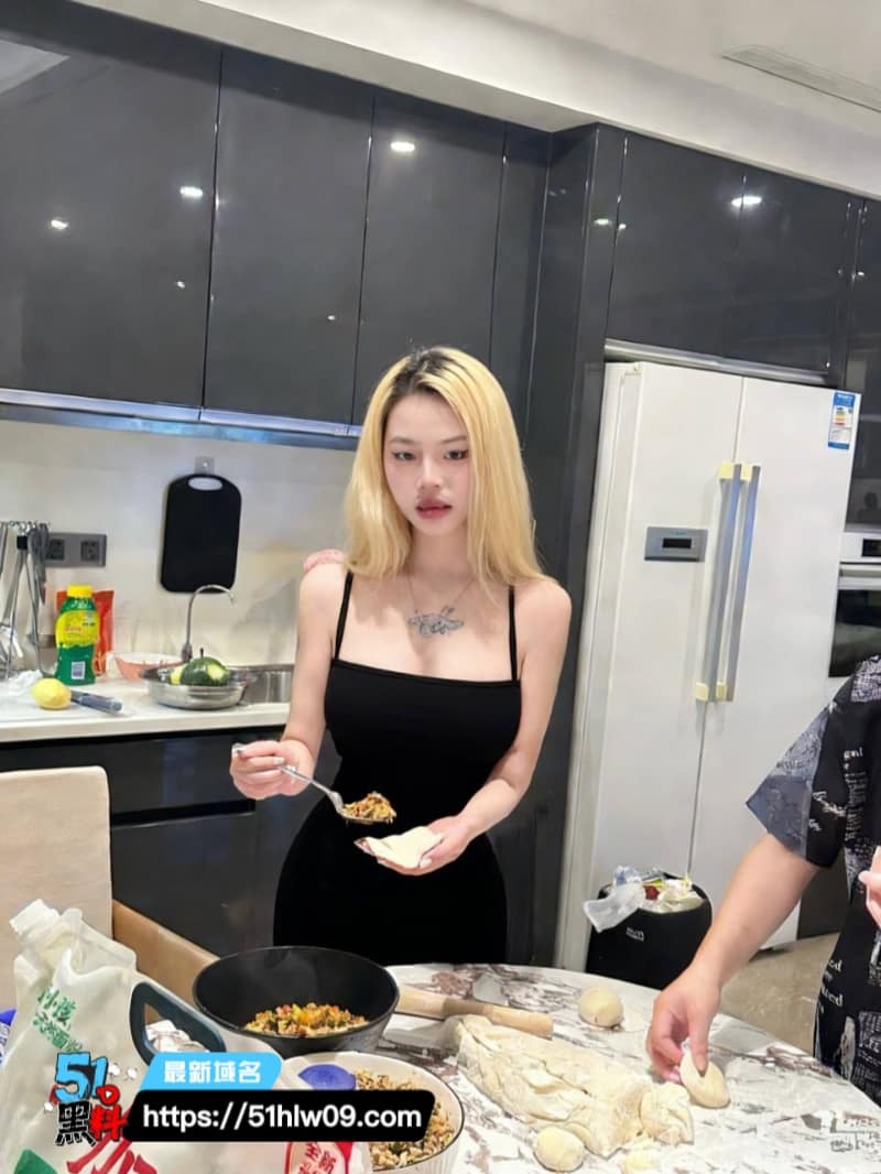 重庆舌钉妹反差极强跪舔脚趾被扣到圣水狂喷最后主动吞精 网红