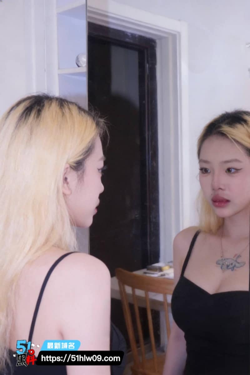 重庆舌钉妹反差极强跪舔脚趾被扣到圣水狂喷最后主动吞精 深喉口交