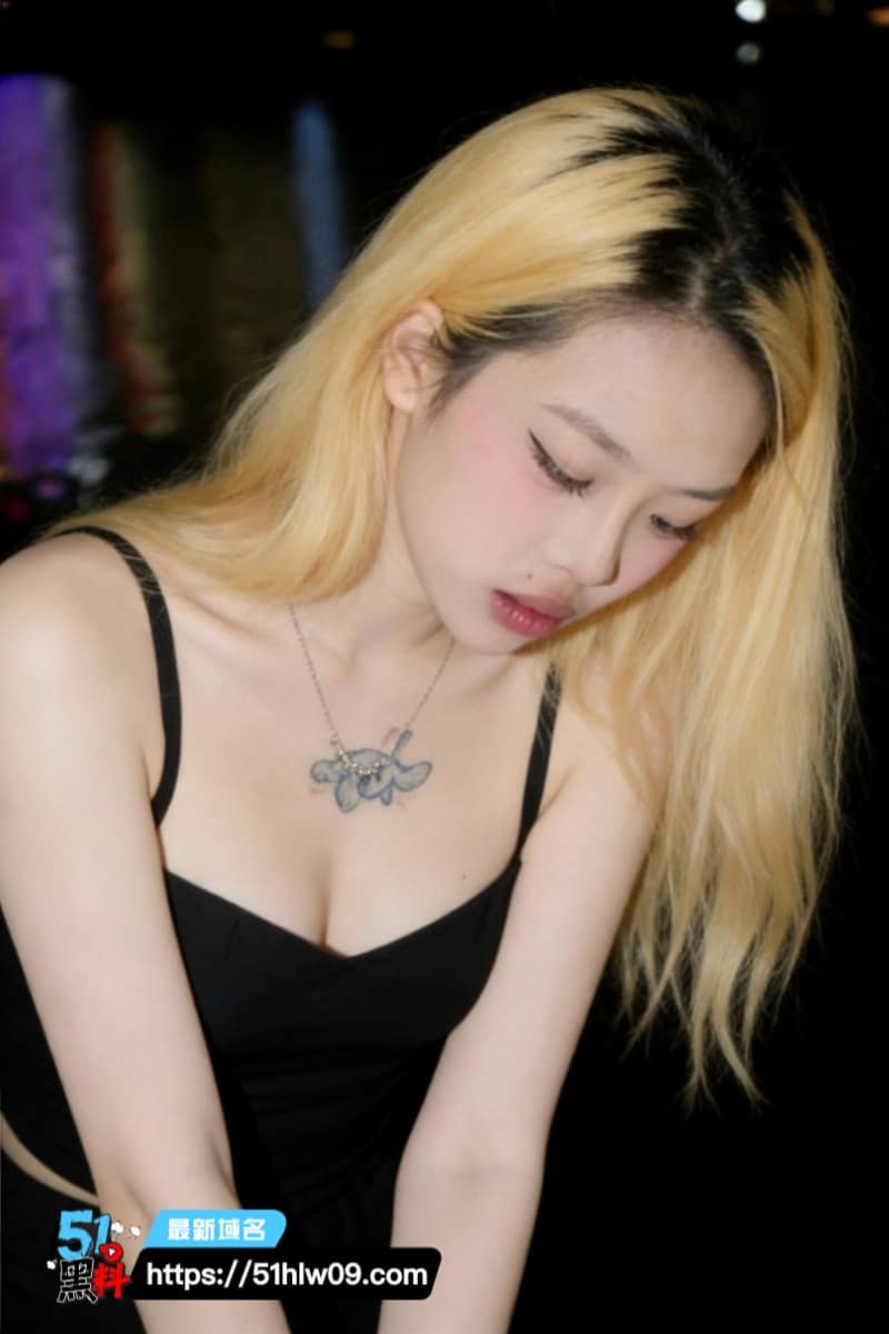 重庆舌钉妹反差极强跪舔脚趾被扣到圣水狂喷最后主动吞精 圣水喷发