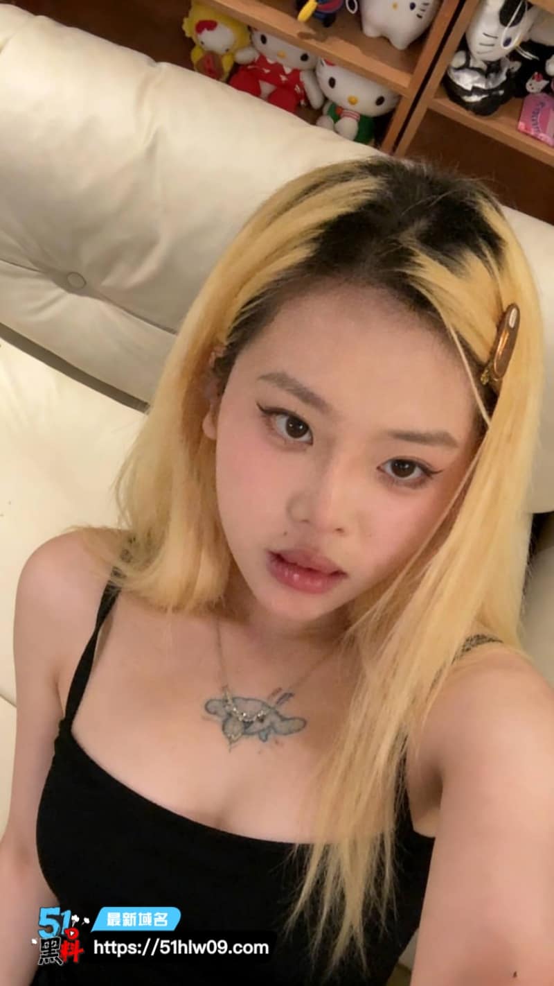 重庆舌钉妹反差极强跪舔脚趾被扣到圣水狂喷最后主动吞精 吞精视频