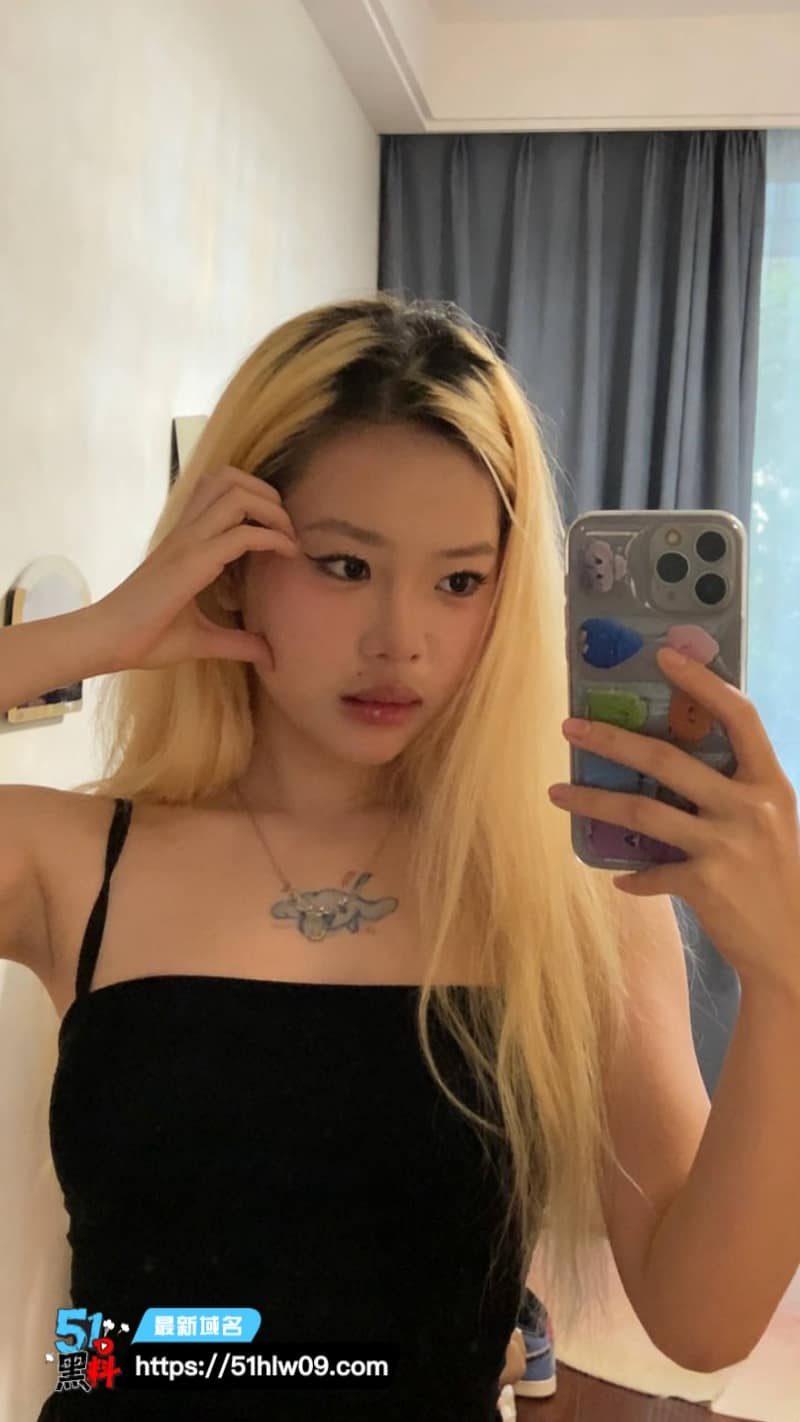 重庆舌钉妹反差极强跪舔脚趾被扣到圣水狂喷最后主动吞精 重庆福利