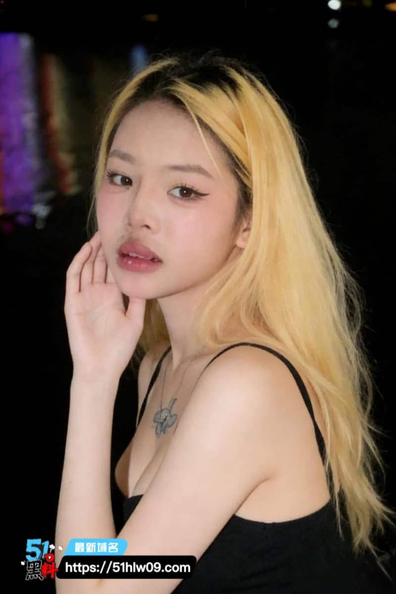 重庆舌钉妹反差极强跪舔脚趾被扣到圣水狂喷最后主动吞精 吃瓜资讯
