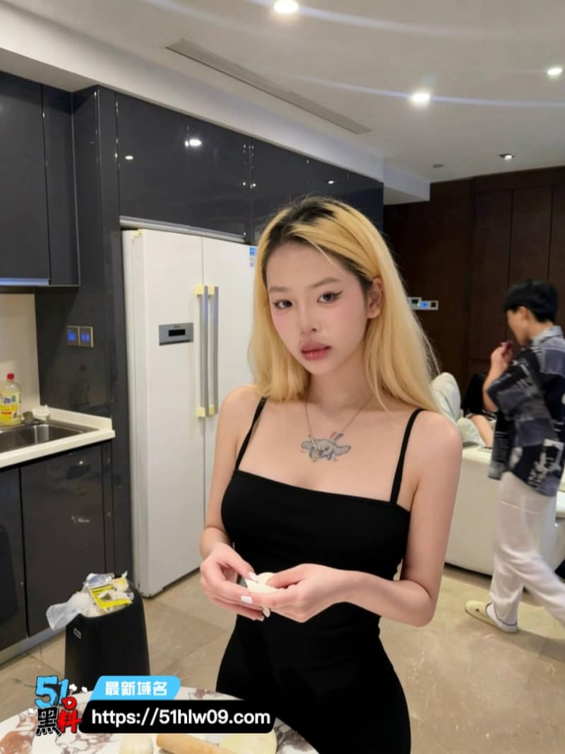 重庆舌钉妹反差极强跪舔脚趾被扣到圣水狂喷最后主动吞精 美足
