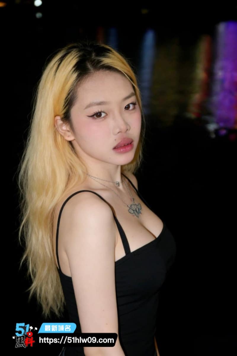 重庆舌钉妹反差极强跪舔脚趾被扣到圣水狂喷最后主动吞精 爆料