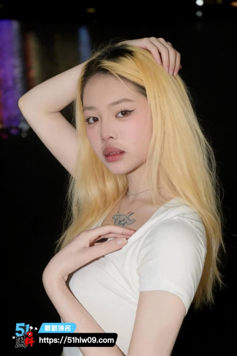 重庆舌钉妹反差极强跪舔脚趾被扣到圣水狂喷最后主动吞精 网红