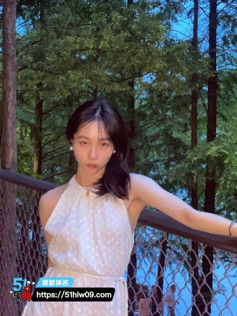 黄予夏看着像个乖乖女，私下求无套被操的样子确实野