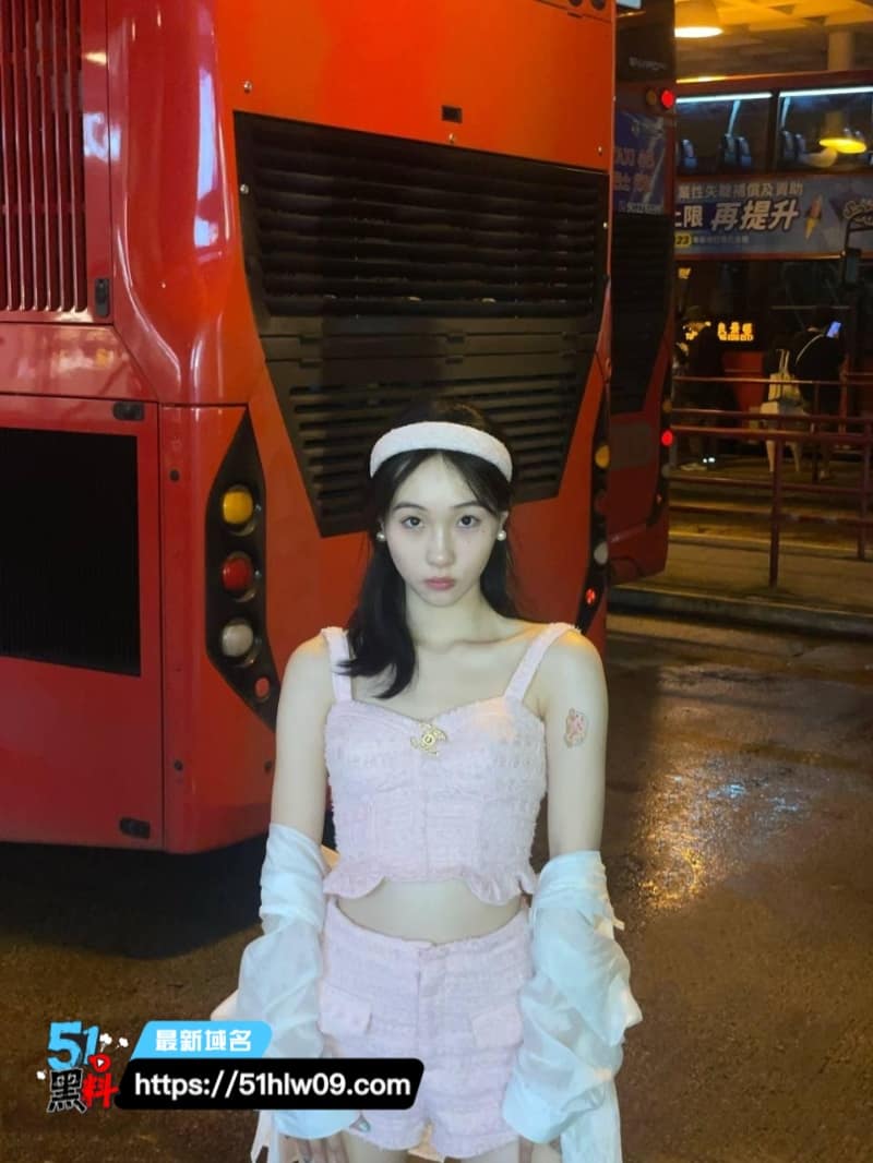 黄予夏看着像个乖乖女，私下求无套被操的样子确实野 学姐自拍