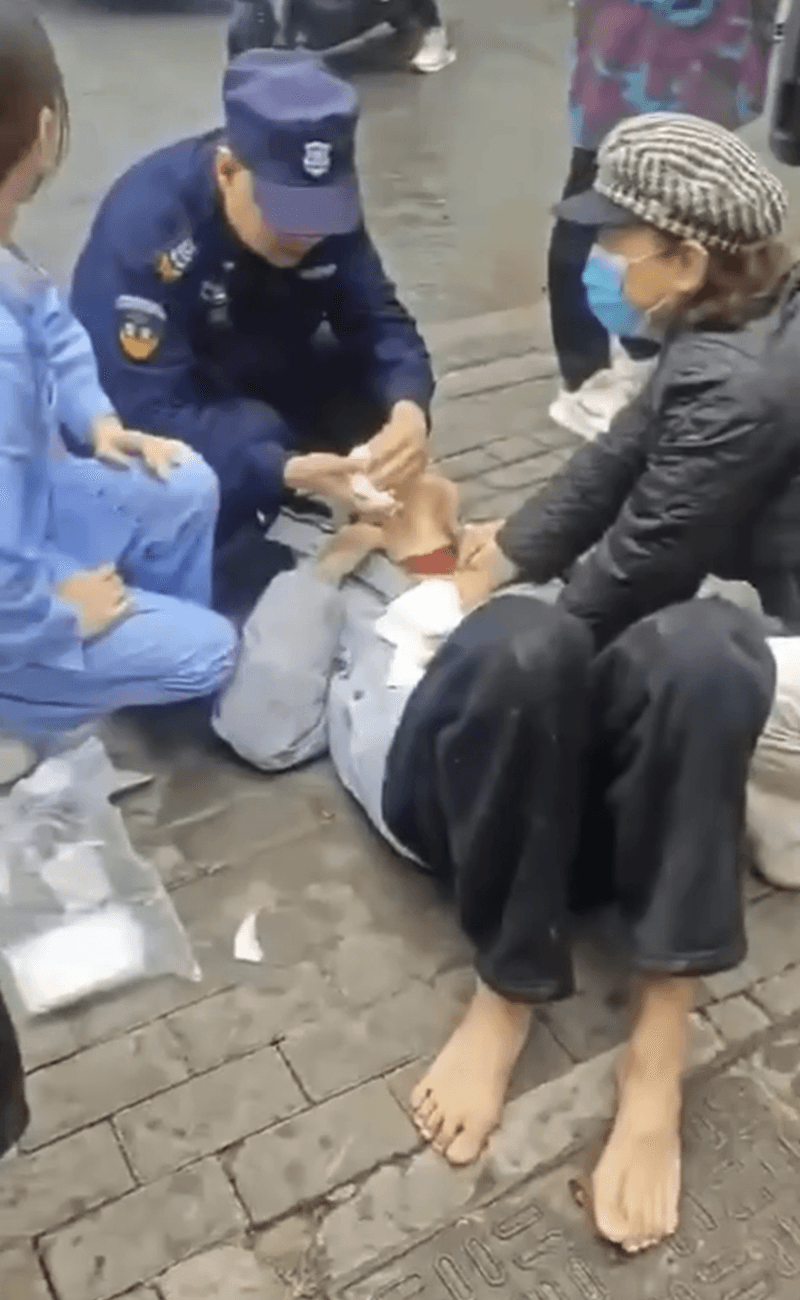 武汉青松路吴某某持刀乱捅，早点摊血案背后藏着多少压力 爆料