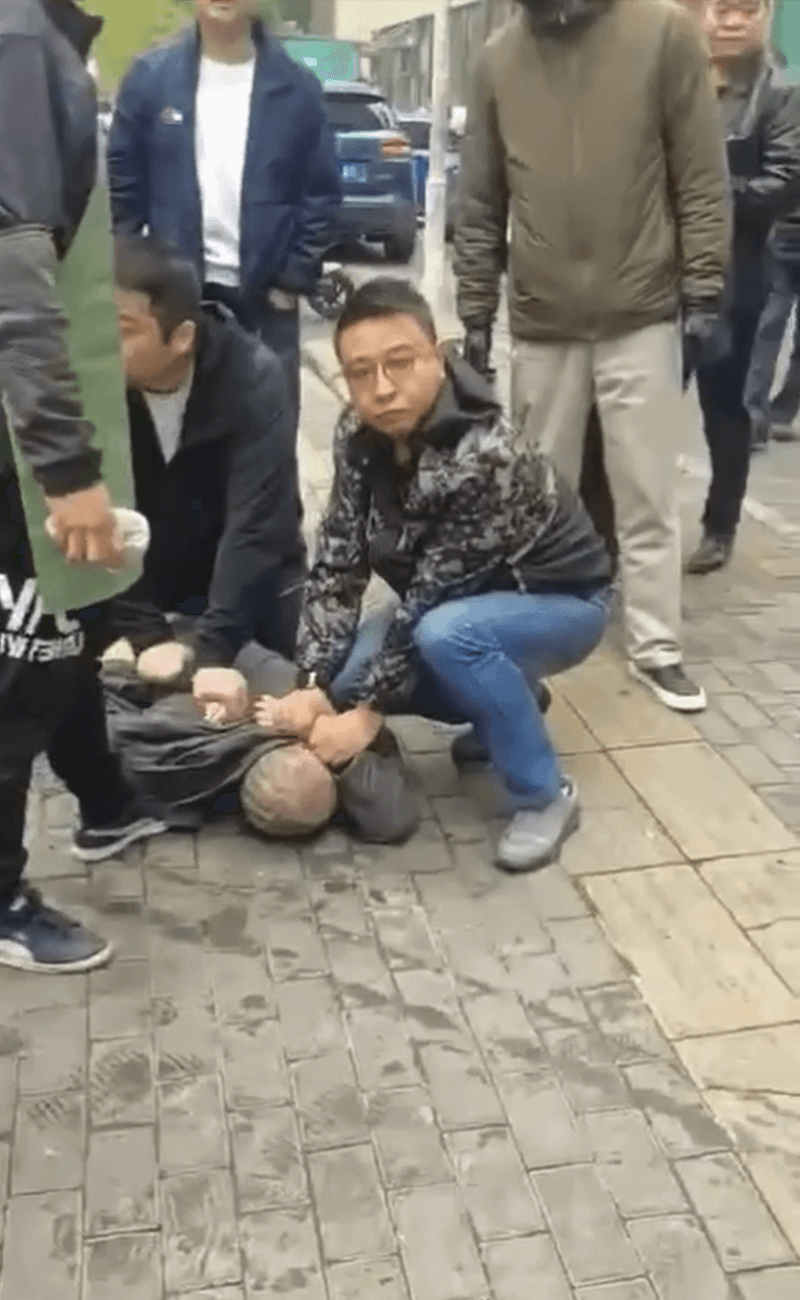武汉青松路吴某某持刀乱捅，早点摊血案背后藏着多少压力 奇闻