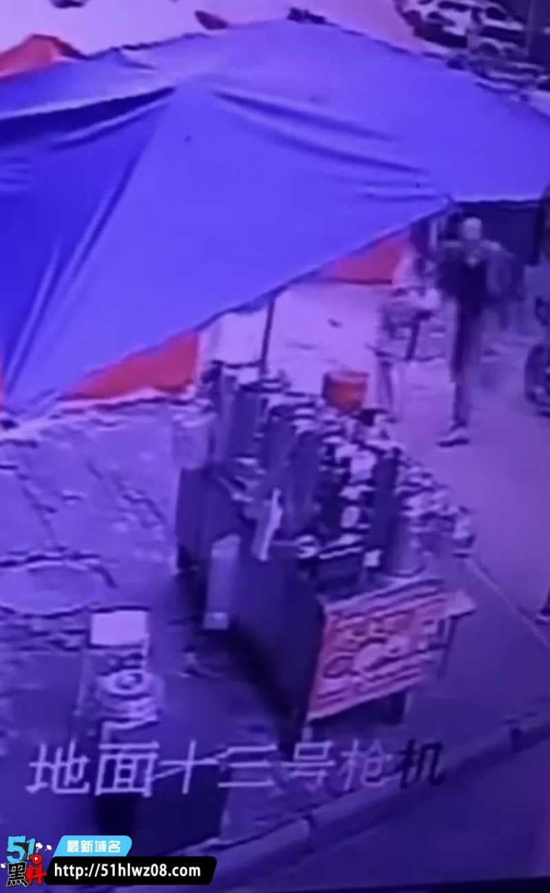 武汉青松路吴某某持刀乱捅，早点摊血案背后藏着多少压力 完整视频在线播放