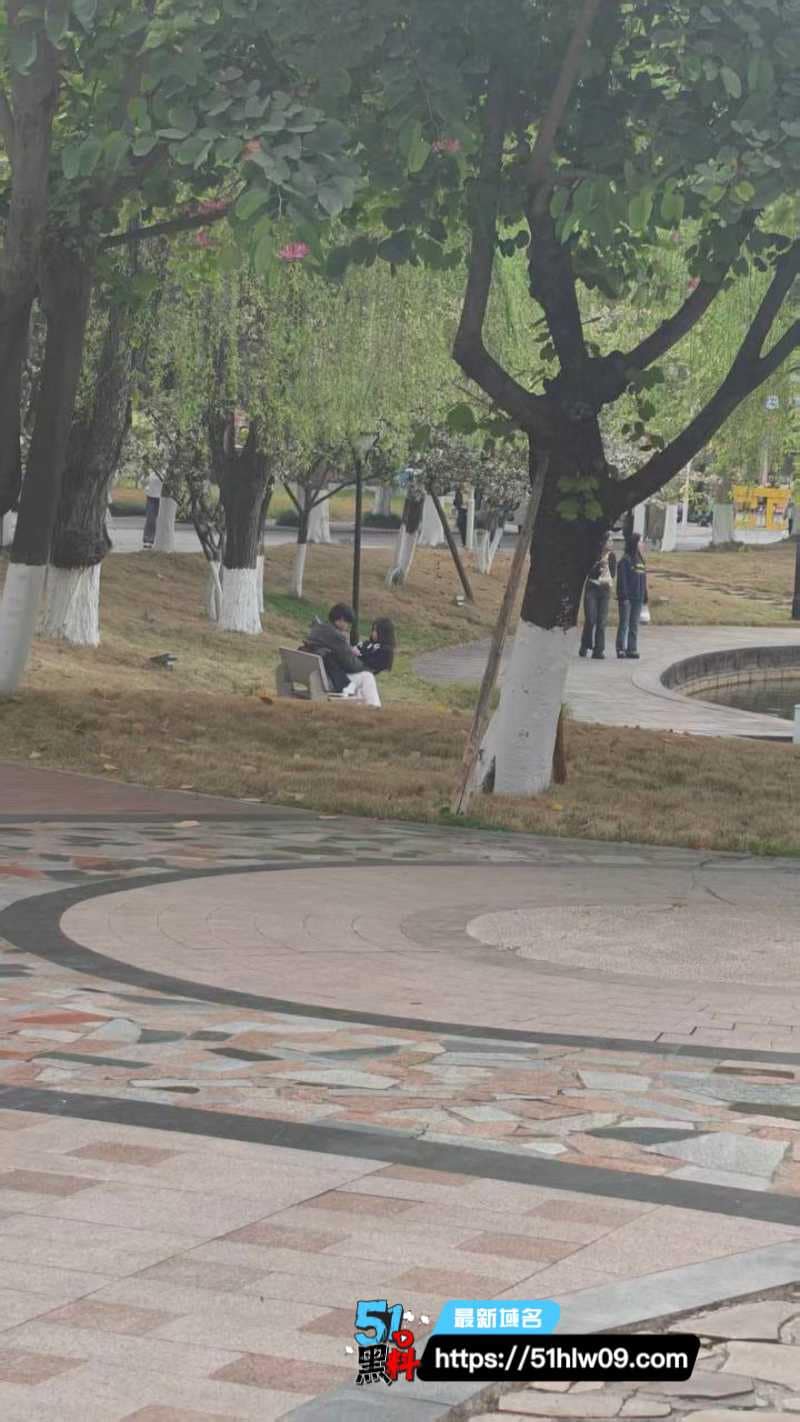 成都文理学院校园野战流出，情侣长椅激战滚草地细节太野 成都校园视频