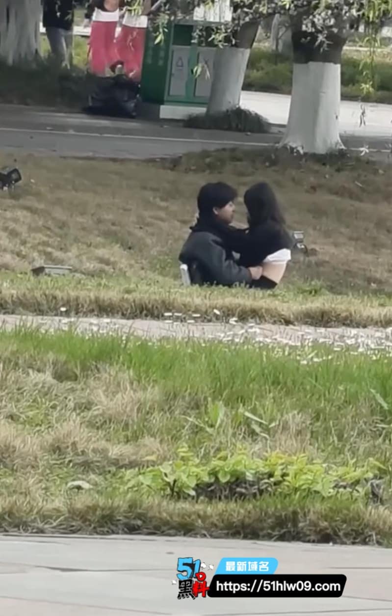 成都文理学院校园野战流出，情侣长椅激战滚草地细节太野 情侣激情