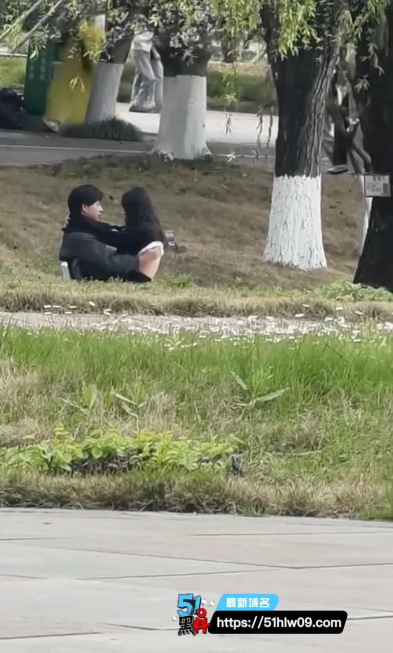 成都文理学院校园野战流出，情侣长椅激战滚草地细节太野 51黑料