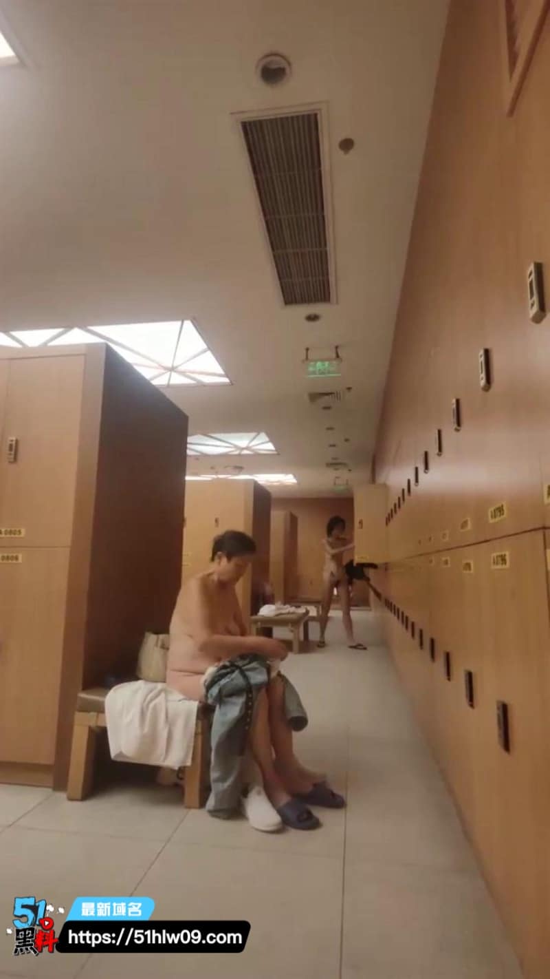 洗浴会所偷拍实录丨学生妹和熟女集体洗澡，这反差也太真实了