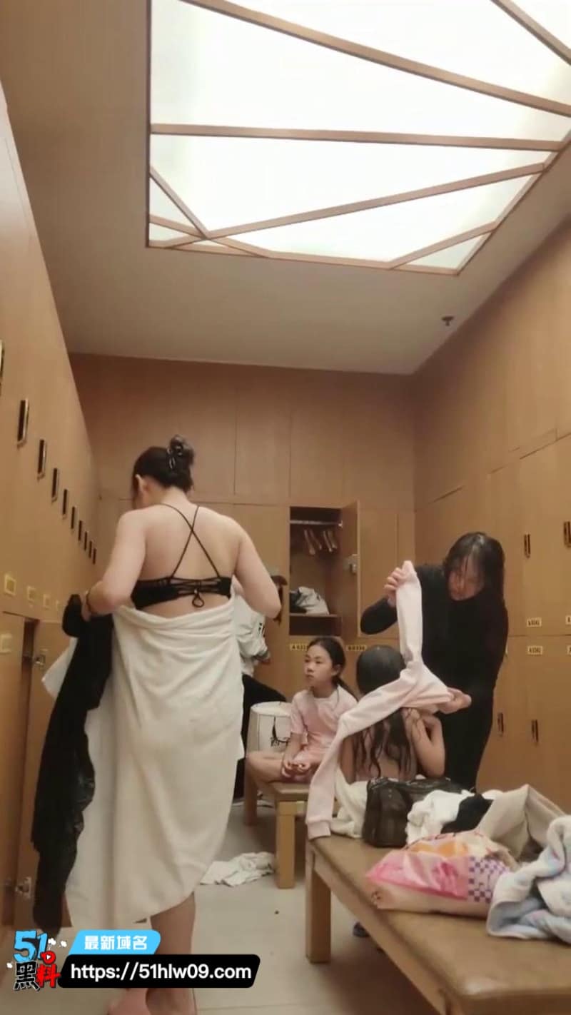 洗浴会所偷拍实录丨学生妹和熟女集体洗澡，这反差也太真实了 洗浴中心黑料
