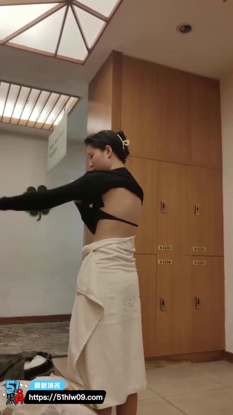 洗浴会所偷拍实录丨学生妹和熟女集体洗澡，这反差也太真实了 真实酮体