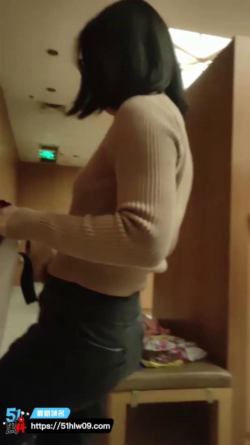 洗浴会所偷拍实录丨学生妹和熟女集体洗澡，这反差也太真实了 大学生