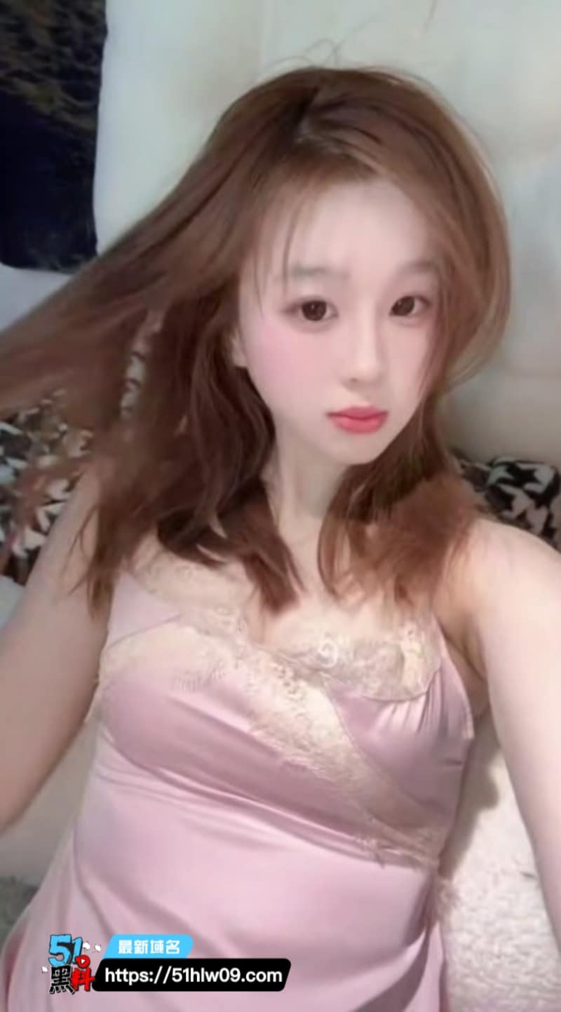 斐澎百货台前清纯得像个小白花，私下私拍这反差也太野了