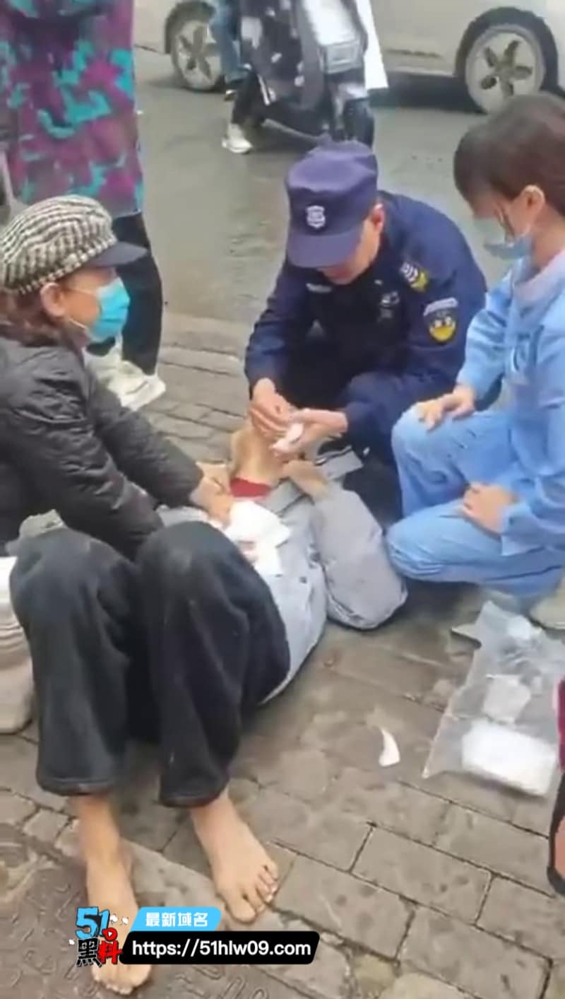 武汉青松路这波太离谱，44岁大叔持刀随机捅了4个人，现场乱成锅了 无差别攻击