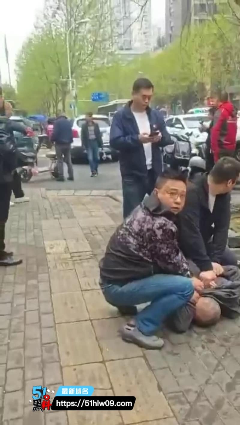 武汉青松路这波太离谱，44岁大叔持刀随机捅了4个人，现场乱成锅了 突发事件