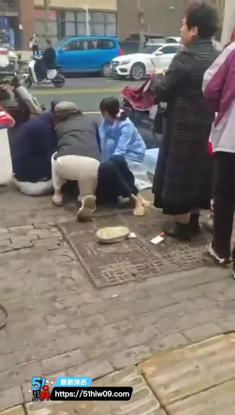 武汉青松路这波太离谱，44岁大叔持刀随机捅了4个人，现场乱成锅了 爆料