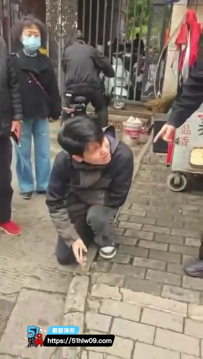 武汉青松路这波太离谱，44岁大叔持刀随机捅了4个人，现场乱成锅了 奇闻