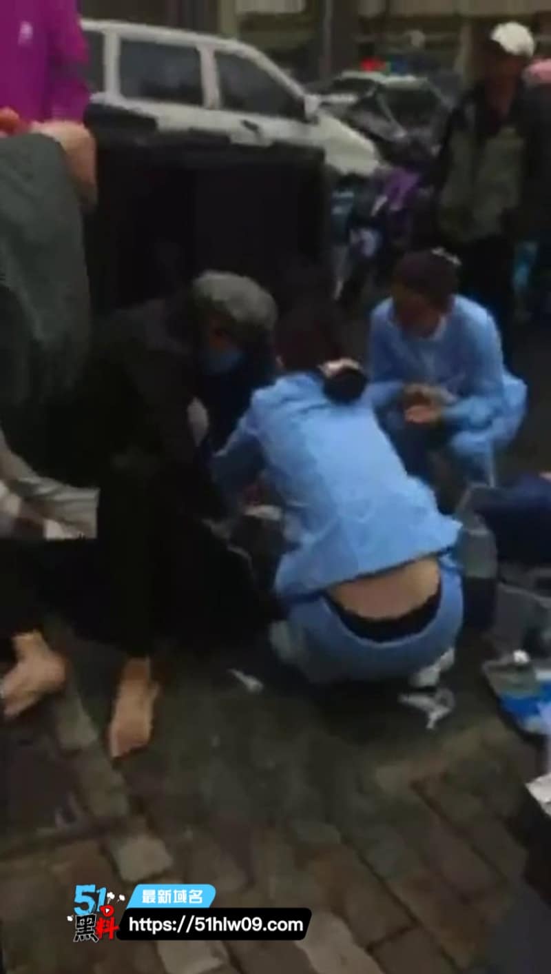 武汉青松路这波太离谱，44岁大叔持刀随机捅了4个人，现场乱成锅了 热搜