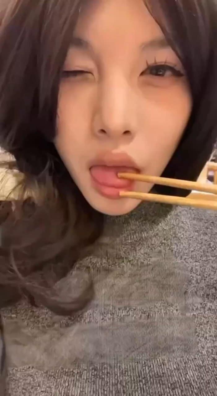 每日大赛大奶妹合集，骑乘晃动细节太顶，视觉冲击力直接拉满 完整视频在线播放