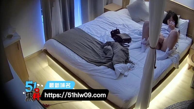 酒店监控偷拍清纯嫩妹深夜看片，睡衣下的反差动作简直绝了 网红