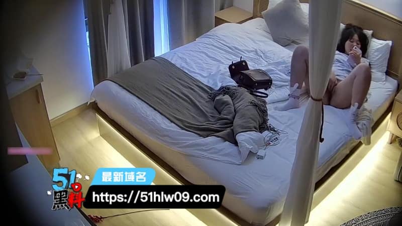 酒店监控偷拍清纯嫩妹深夜看片，睡衣下的反差动作简直绝了 黑料