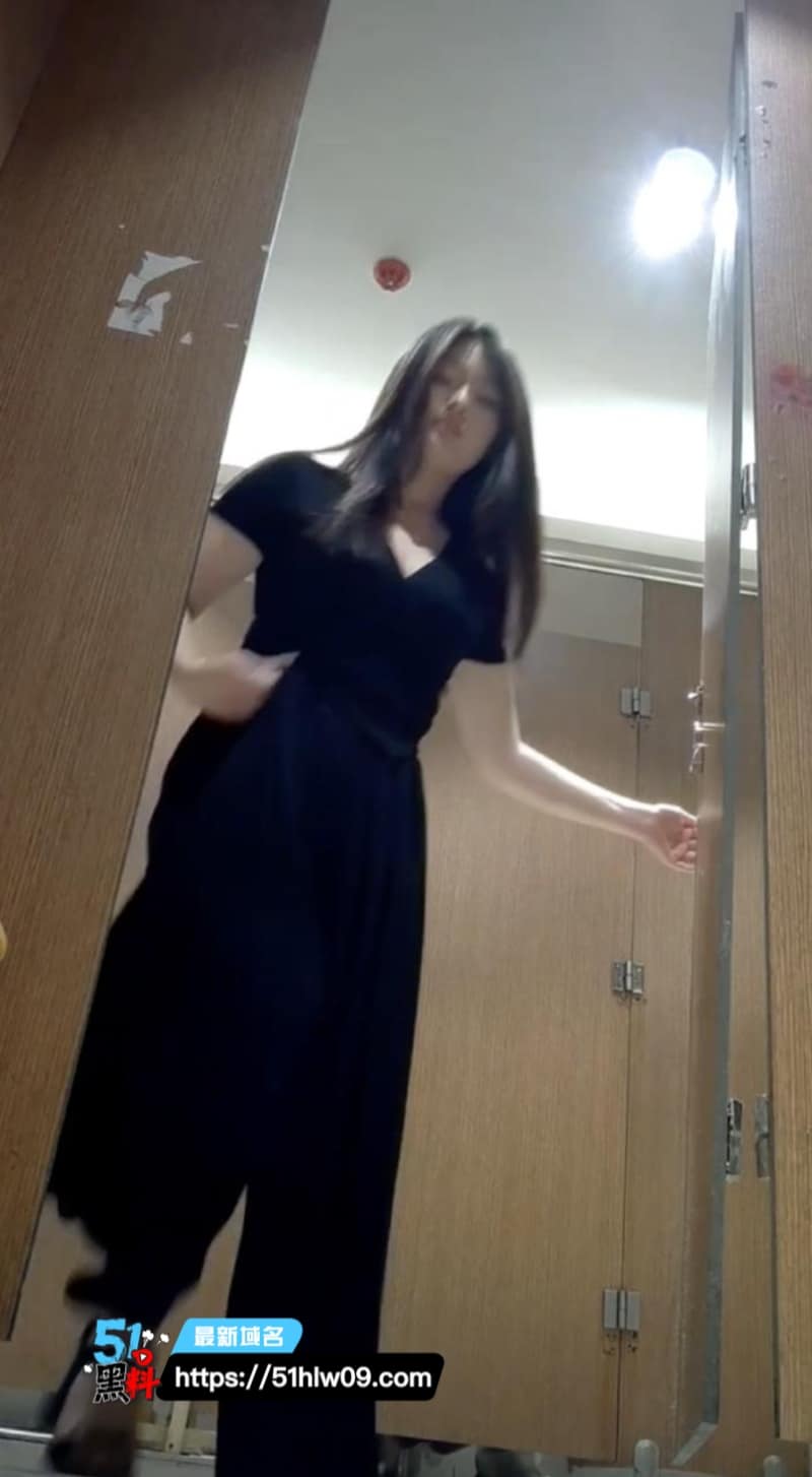 商场女厕双视角偷拍合集看脸部表情与私处同步放尿细节