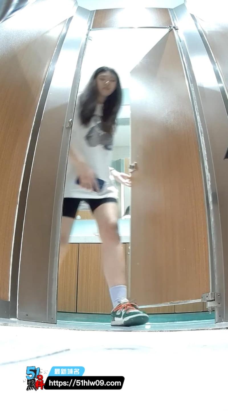 商场女厕双视角偷拍合集看脸部表情与私处同步放尿细节 双视角厕拍