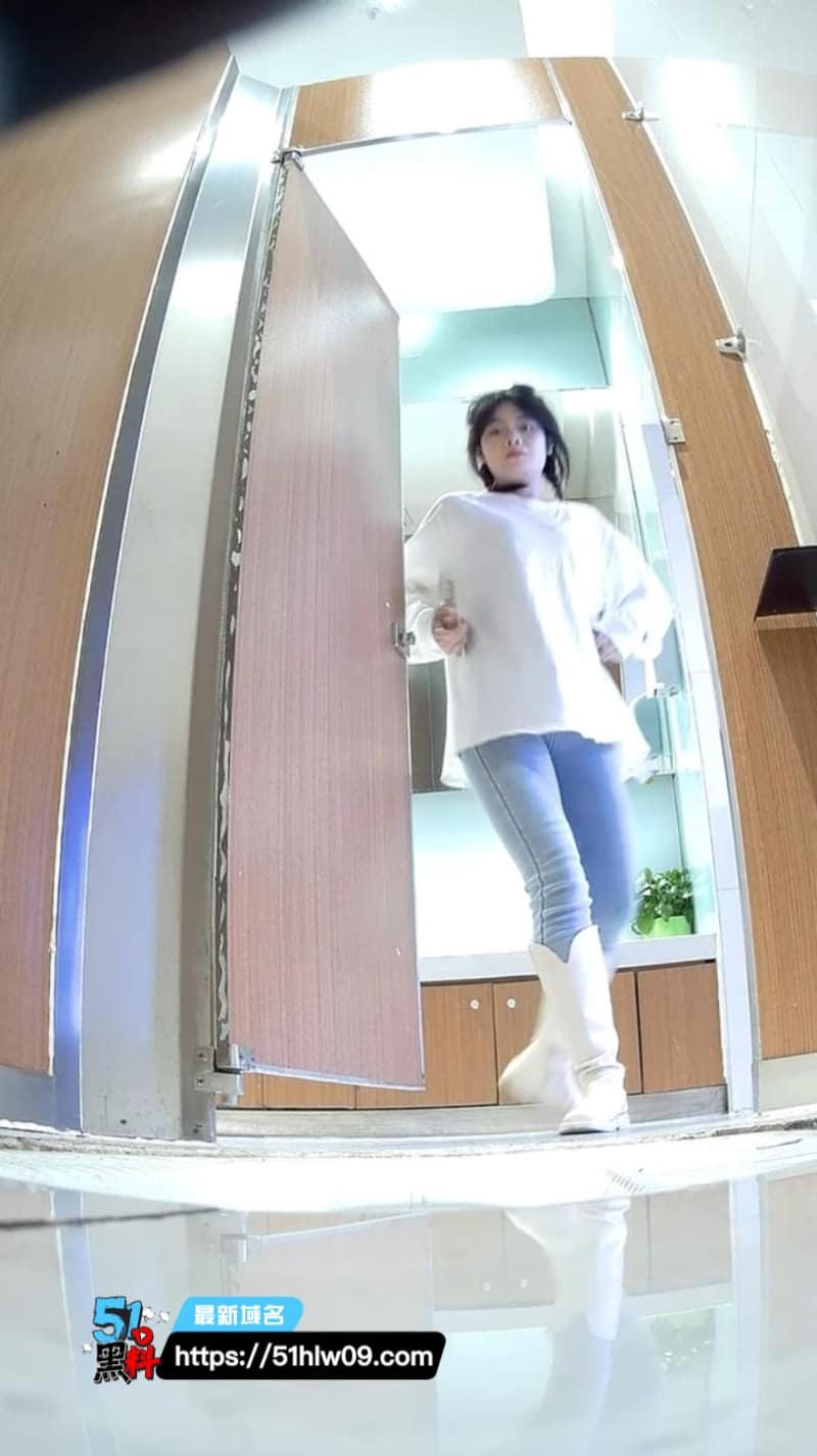 商场女厕双视角偷拍合集看脸部表情与私处同步放尿细节 私处细节