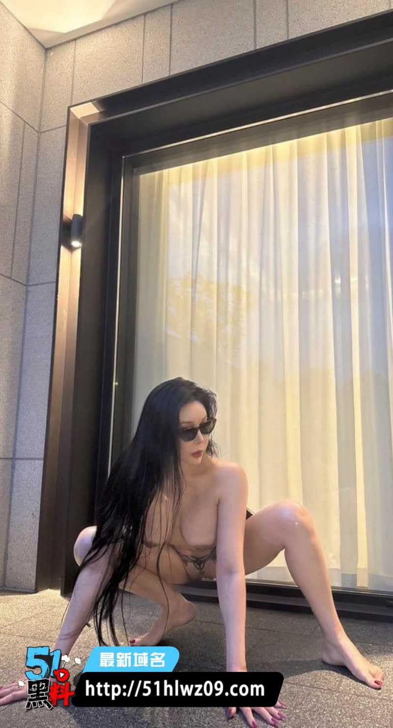 秀人网极品模特私下玩这么野丨穿着开档肉丝跪在金主面前口交 反差