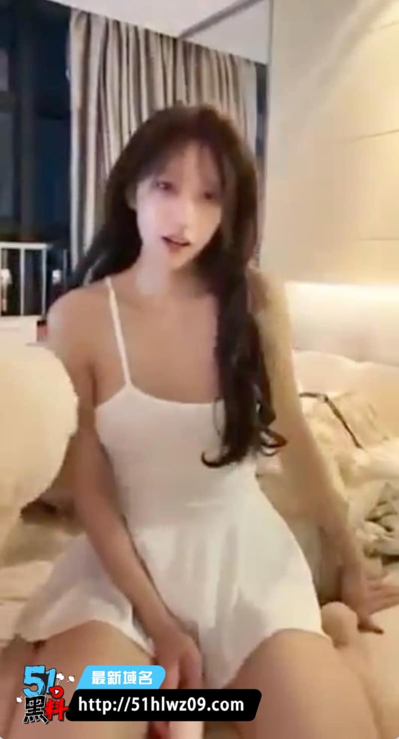 萧倩私下1V1盯着大鸡巴用震动棒自慰反差表情骚到喷水
