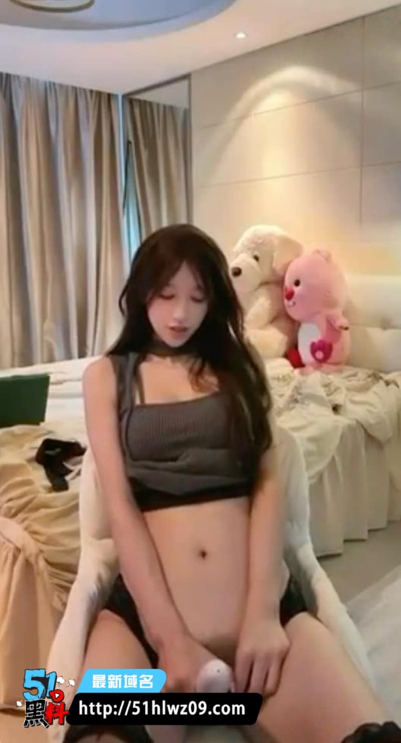 萧倩私下1V1盯着大鸡巴用震动棒自慰反差表情骚到喷水 萧倩1V1