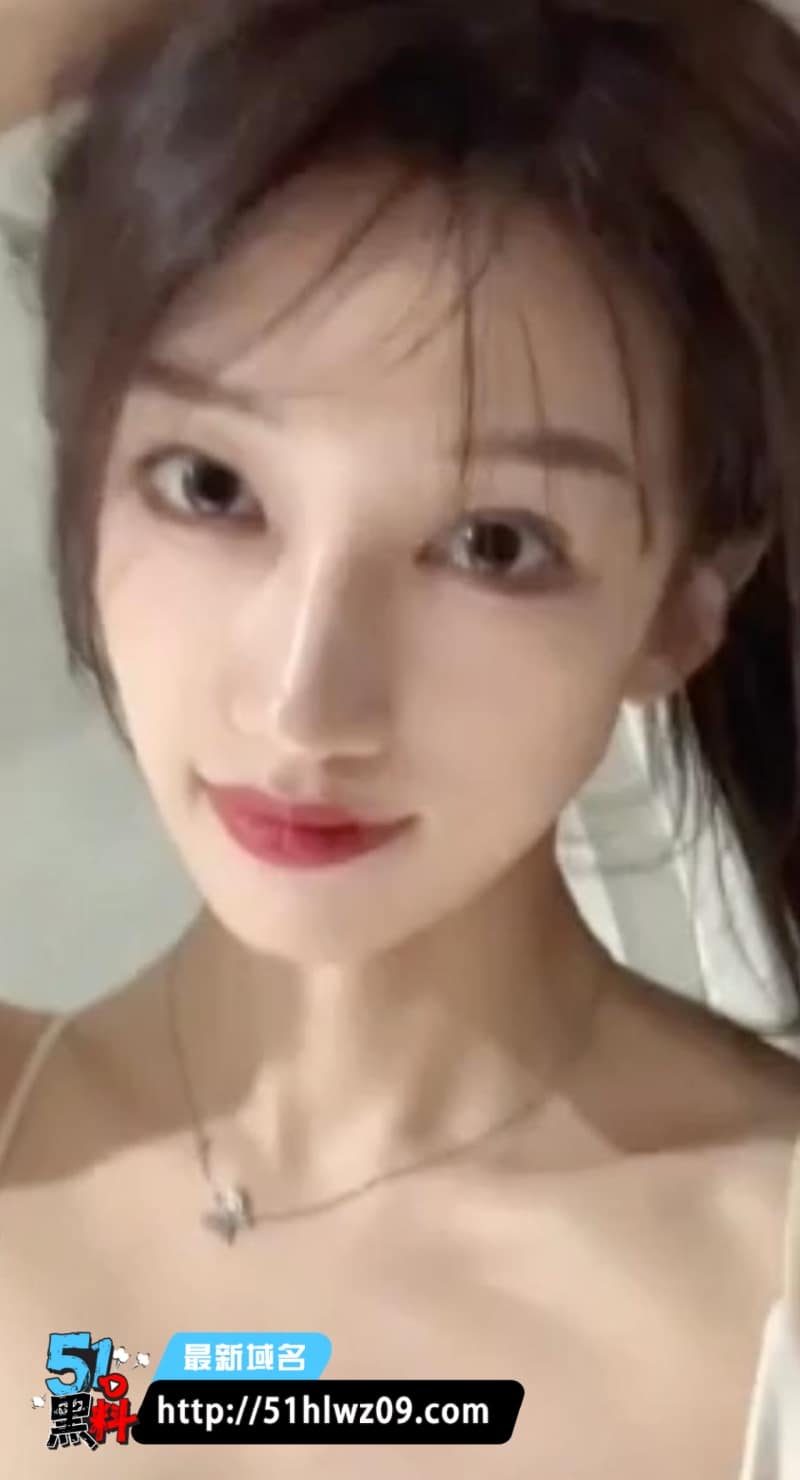 萧倩私下1V1盯着大鸡巴用震动棒自慰反差表情骚到喷水 反差自慰