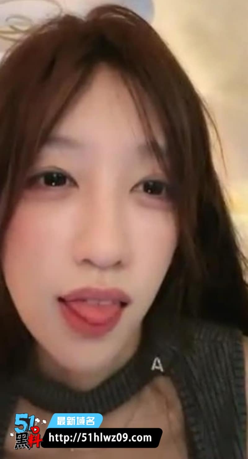 萧倩私下1V1盯着大鸡巴用震动棒自慰反差表情骚到喷水 福利