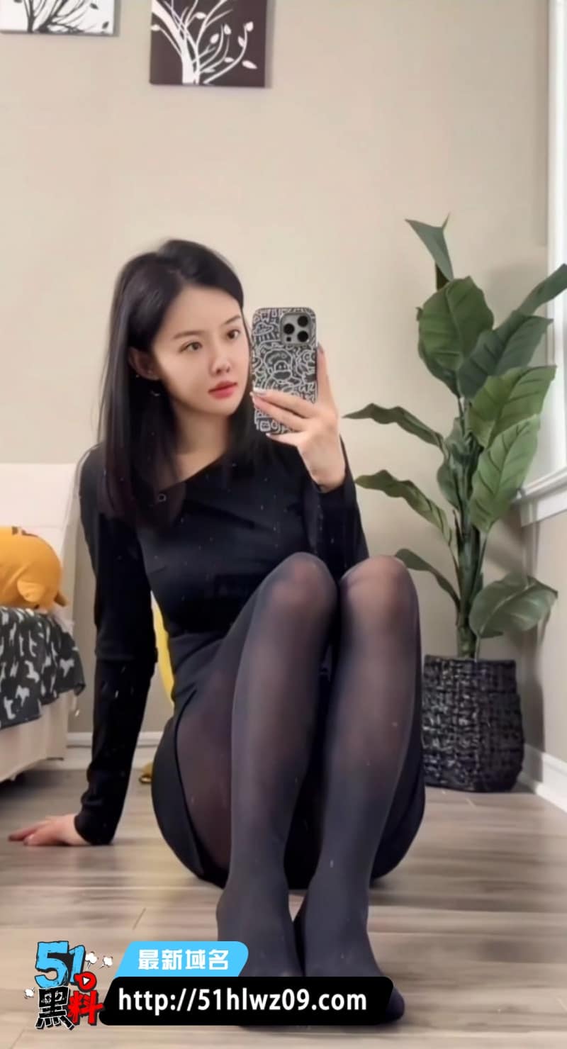 林舟舟表面冷艳商务御姐丨私下把黑丝拉到大腿根玩裸漏自拍 网红